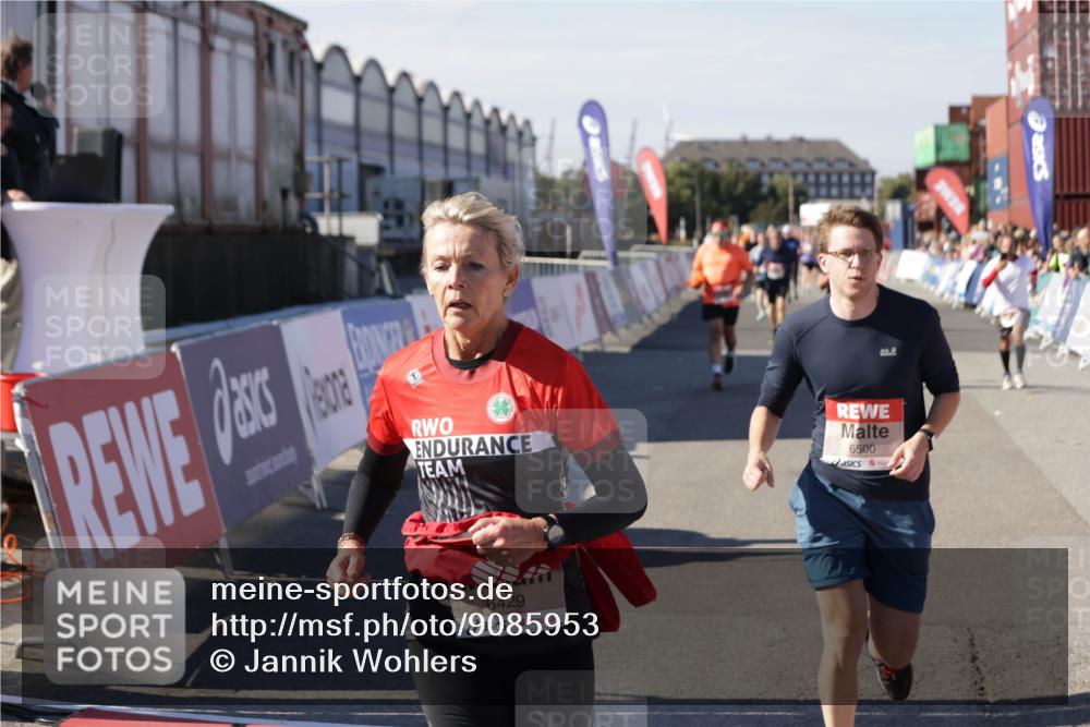 03.10.2025 - Köhlbrandbrückenlauf Jannik Wohlers http://msf.ph/oto/9085953 03.10.2025 13:18:44 Ziel 4077, 4606, 4796, 4812, 5115, 5178, 6429, 6500, 6506, 6556, 6596, 6758 meine-sportfotos.de