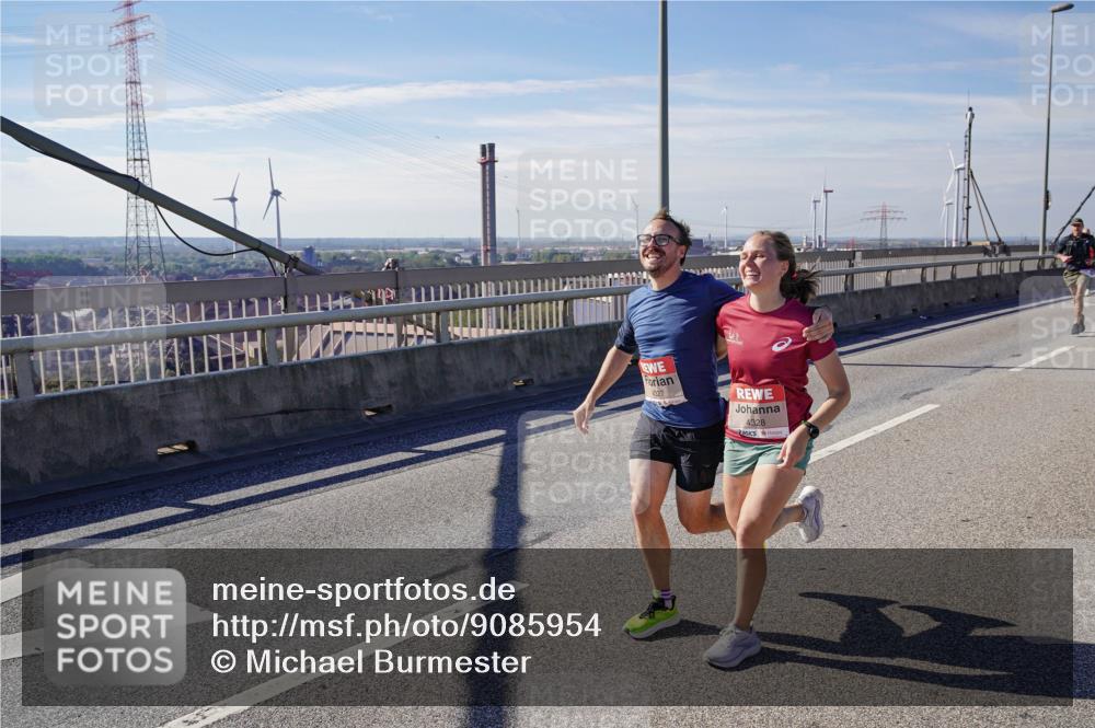03.10.2025 - Köhlbrandbrückenlauf Michael Burmester http://msf.ph/oto/9085954 03.10.2025 12:43:24 Position 2 4327, 4328 meine-sportfotos.de