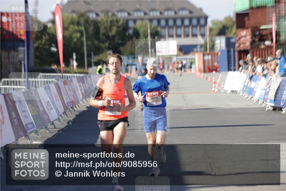 03.10.2025 - Köhlbrandbrückenlauf Jannik Wohlers http://msf.ph/oto/9085956 03.10.2025 12:52:38 Ziel 4013, 4019, 6087, 6625 meine-sportfotos.de