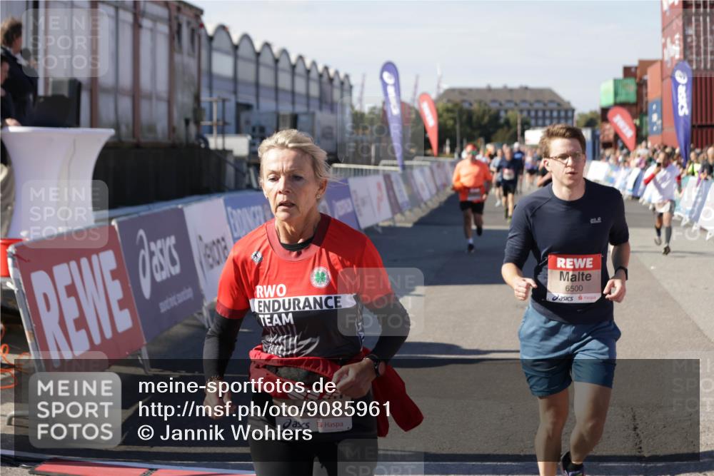 03.10.2025 - Köhlbrandbrückenlauf Jannik Wohlers http://msf.ph/oto/9085961 03.10.2025 13:18:44 Ziel 4077, 4606, 4796, 4812, 5115, 5178, 6429, 6500, 6506, 6556, 6596, 6758 meine-sportfotos.de