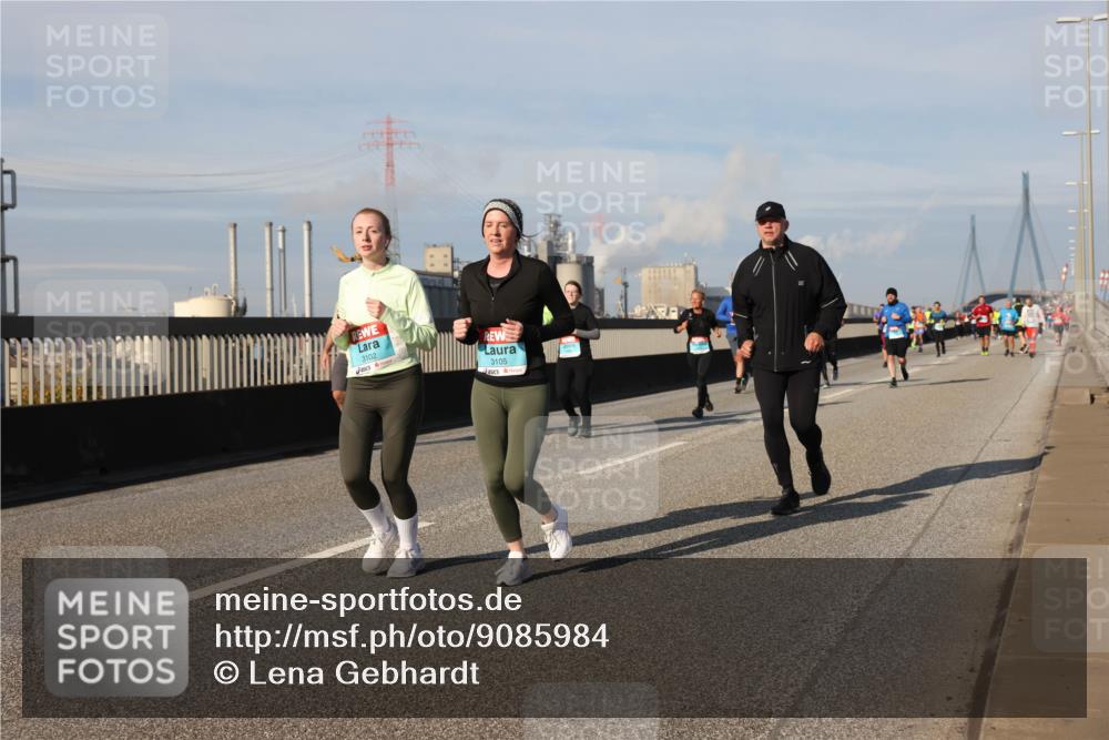 03.10.2025 - Köhlbrandbrückenlauf Lena Gebhardt http://msf.ph/oto/9085984 03.10.2025 10:05:45 Position 2 3102, 3105 meine-sportfotos.de