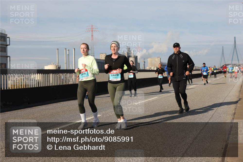 03.10.2025 - Köhlbrandbrückenlauf Lena Gebhardt http://msf.ph/oto/9085991 03.10.2025 10:05:45 Position 2 3102, 3105 meine-sportfotos.de