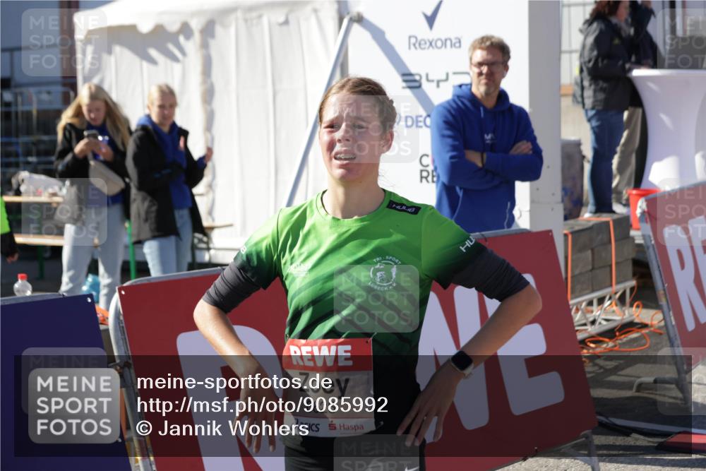 03.10.2025 - Köhlbrandbrückenlauf Jannik Wohlers http://msf.ph/oto/9085992 03.10.2025 12:52:40 Ziel 4013, 4019, 6087, 6625 meine-sportfotos.de