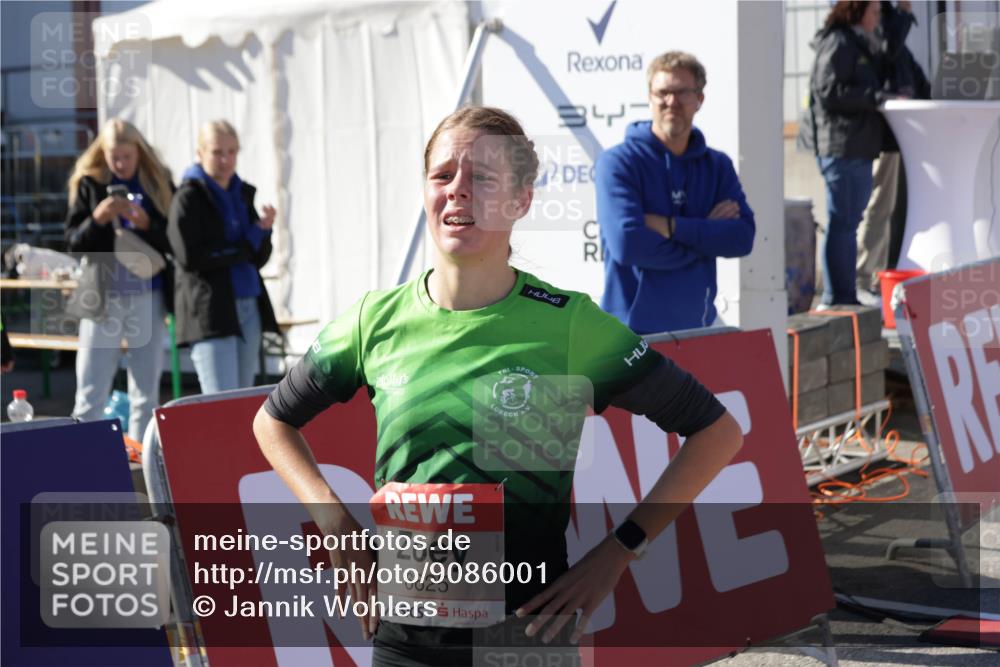 03.10.2025 - Köhlbrandbrückenlauf Jannik Wohlers http://msf.ph/oto/9086001 03.10.2025 12:52:40 Ziel 4013, 4019, 6087, 6625 meine-sportfotos.de