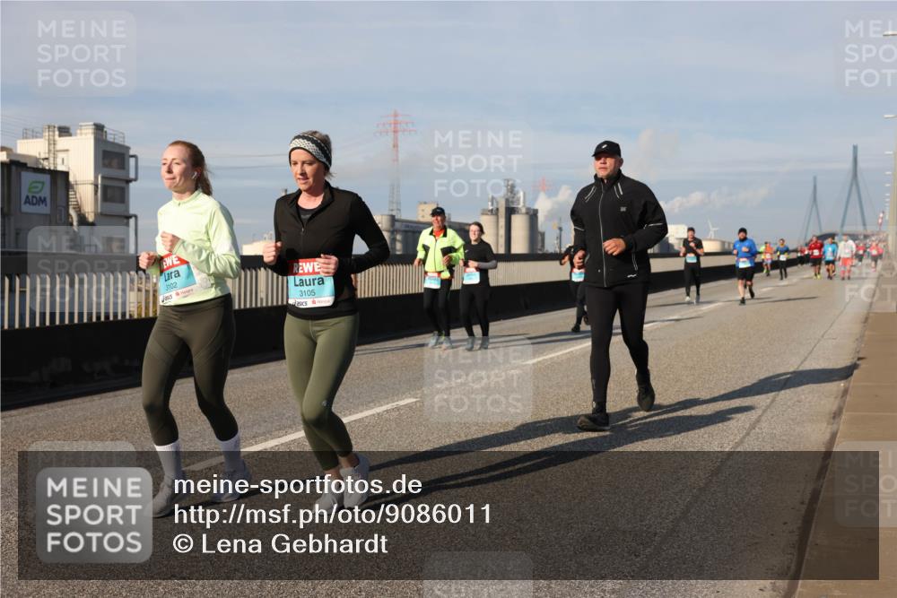 03.10.2025 - Köhlbrandbrückenlauf Lena Gebhardt http://msf.ph/oto/9086011 03.10.2025 10:05:45 Position 2 3102, 3105 meine-sportfotos.de
