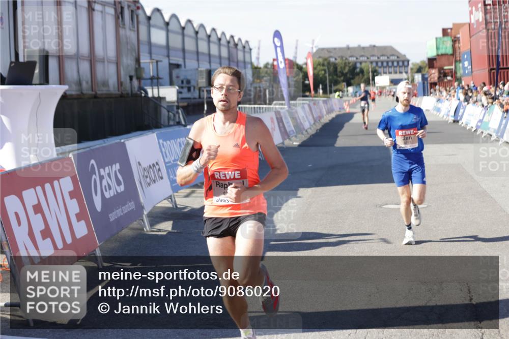 03.10.2025 - Köhlbrandbrückenlauf Jannik Wohlers http://msf.ph/oto/9086020 03.10.2025 12:52:41 Ziel 4013, 4019, 6087, 6625 meine-sportfotos.de