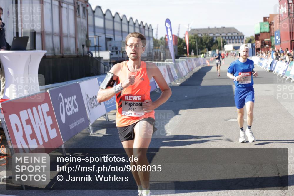 03.10.2025 - Köhlbrandbrückenlauf Jannik Wohlers http://msf.ph/oto/9086035 03.10.2025 12:52:41 Ziel 4013, 4019, 6087, 6625 meine-sportfotos.de