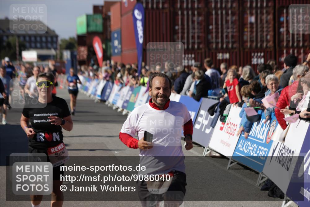 03.10.2025 - Köhlbrandbrückenlauf Jannik Wohlers http://msf.ph/oto/9086040 03.10.2025 13:18:48 Ziel 4077, 4556, 4606, 4756, 4812, 5115, 6429, 6500, 6506, 6556, 6596 meine-sportfotos.de