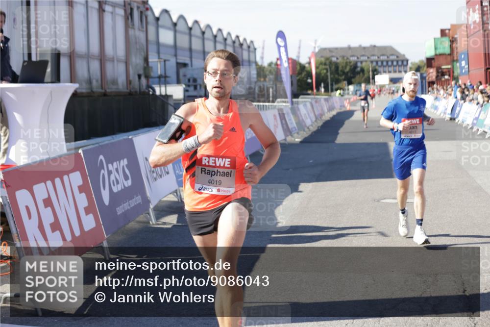 03.10.2025 - Köhlbrandbrückenlauf Jannik Wohlers http://msf.ph/oto/9086043 03.10.2025 12:52:41 Ziel 4013, 4019, 6087, 6625 meine-sportfotos.de