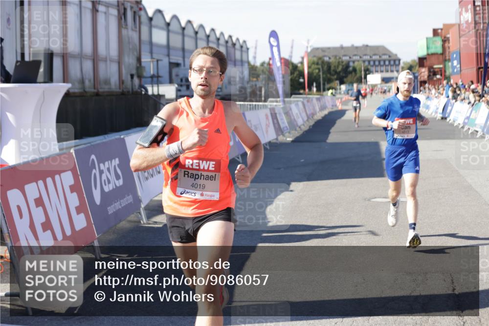 03.10.2025 - Köhlbrandbrückenlauf Jannik Wohlers http://msf.ph/oto/9086057 03.10.2025 12:52:41 Ziel 4013, 4019, 6087, 6625 meine-sportfotos.de