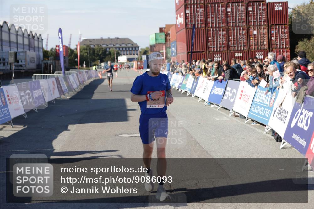 03.10.2025 - Köhlbrandbrückenlauf Jannik Wohlers http://msf.ph/oto/9086093 03.10.2025 12:52:42 Ziel 4013, 4019, 6087, 6625 meine-sportfotos.de