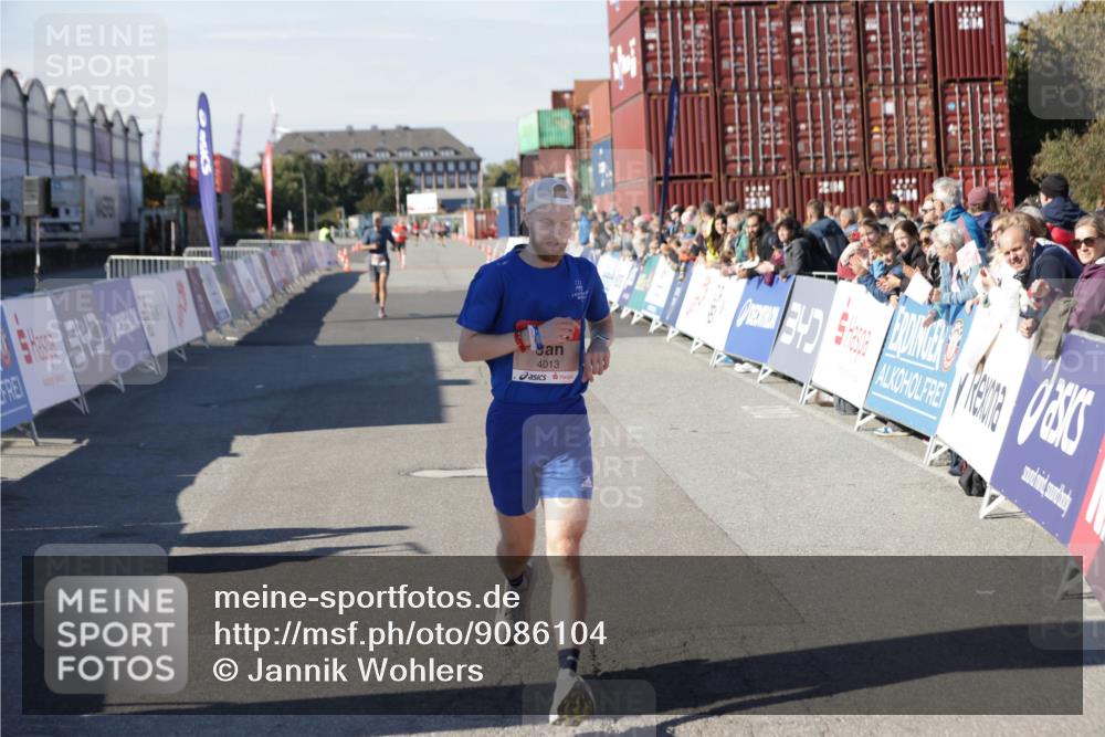 03.10.2025 - Köhlbrandbrückenlauf Jannik Wohlers http://msf.ph/oto/9086104 03.10.2025 12:52:42 Ziel 4013, 4019, 6087, 6625 meine-sportfotos.de
