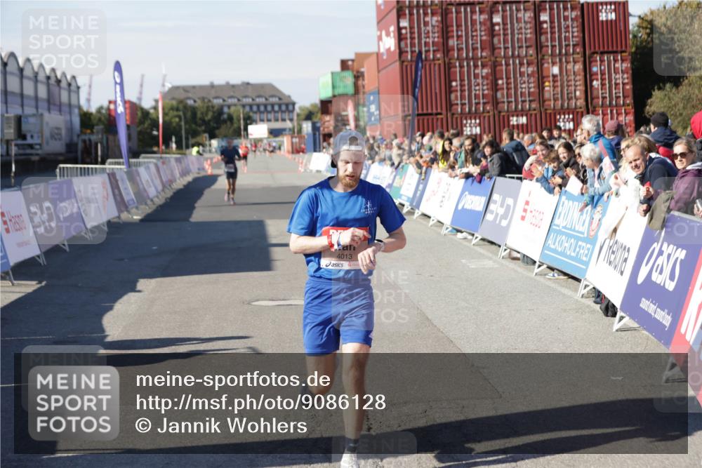 03.10.2025 - Köhlbrandbrückenlauf Jannik Wohlers http://msf.ph/oto/9086128 03.10.2025 12:52:42 Ziel 4013, 4019, 6087, 6625 meine-sportfotos.de