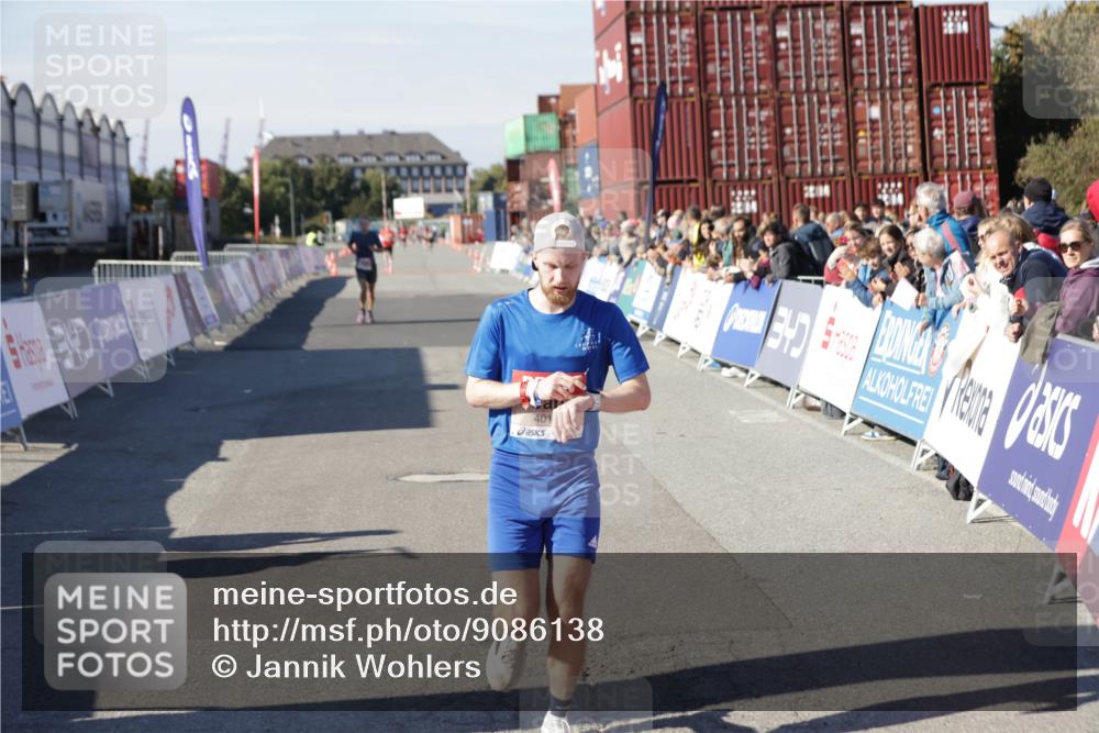 03.10.2025 - Köhlbrandbrückenlauf Jannik Wohlers http://msf.ph/oto/9086138 03.10.2025 12:52:42 Ziel 4013, 4019, 6087, 6625 meine-sportfotos.de