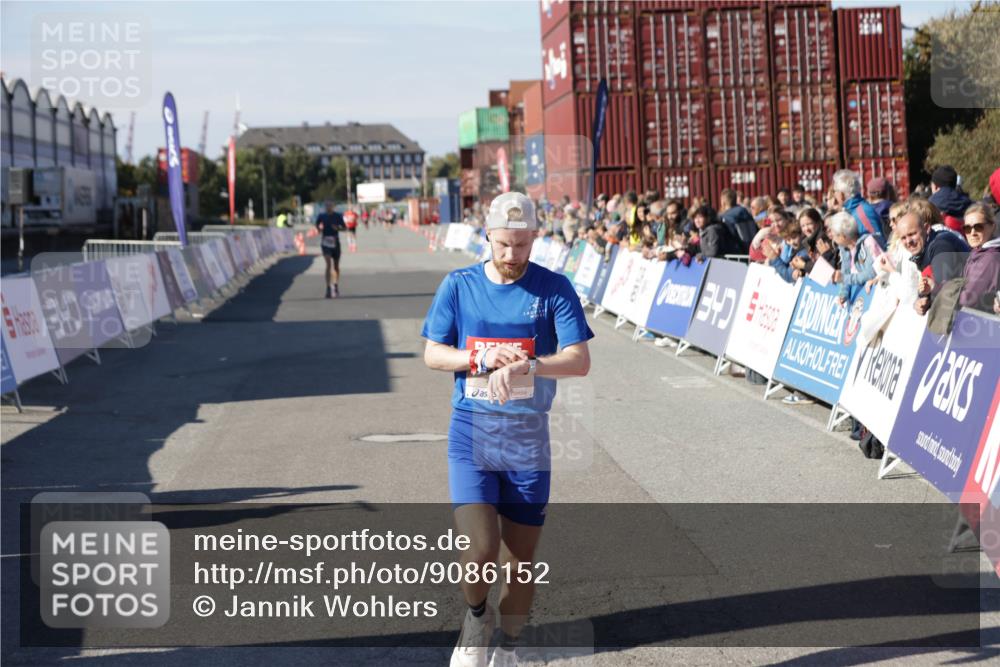 03.10.2025 - Köhlbrandbrückenlauf Jannik Wohlers http://msf.ph/oto/9086152 03.10.2025 12:52:42 Ziel 4013, 4019, 6087, 6625 meine-sportfotos.de