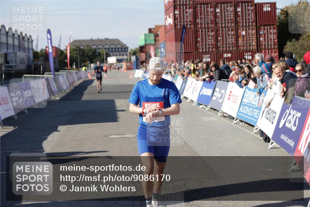 03.10.2025 - Köhlbrandbrückenlauf Jannik Wohlers http://msf.ph/oto/9086170 03.10.2025 12:52:42 Ziel 4013, 4019, 6087, 6625 meine-sportfotos.de
