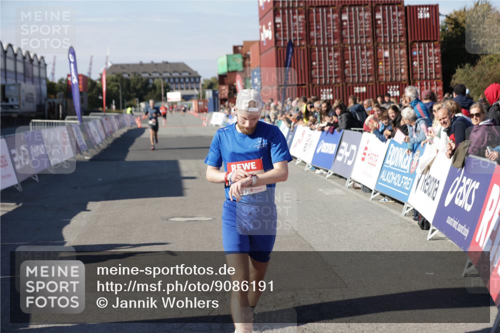 03.10.2025 - Köhlbrandbrückenlauf Jannik Wohlers http://msf.ph/oto/9086191 03.10.2025 12:52:42 Ziel 4013, 4019, 6087, 6625 meine-sportfotos.de