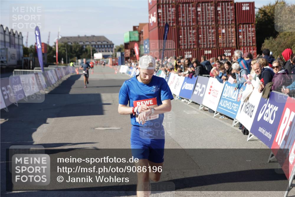 03.10.2025 - Köhlbrandbrückenlauf Jannik Wohlers http://msf.ph/oto/9086196 03.10.2025 12:52:42 Ziel 4013, 4019, 6087, 6625 meine-sportfotos.de