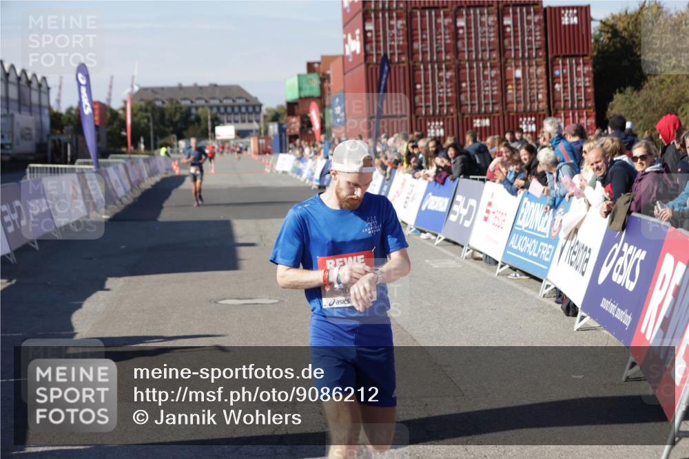 03.10.2025 - Köhlbrandbrückenlauf Jannik Wohlers http://msf.ph/oto/9086212 03.10.2025 12:52:42 Ziel 4013, 4019, 6087, 6625 meine-sportfotos.de