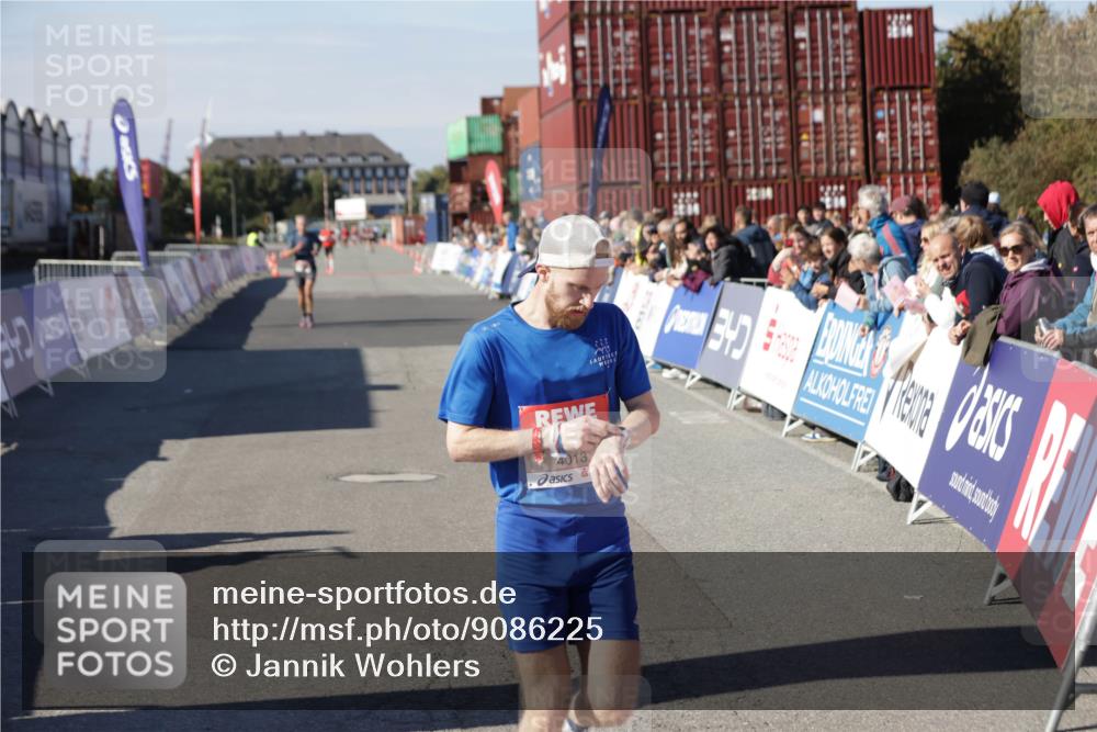 03.10.2025 - Köhlbrandbrückenlauf Jannik Wohlers http://msf.ph/oto/9086225 03.10.2025 12:52:43 Ziel 4013, 4019, 6087, 6625 meine-sportfotos.de