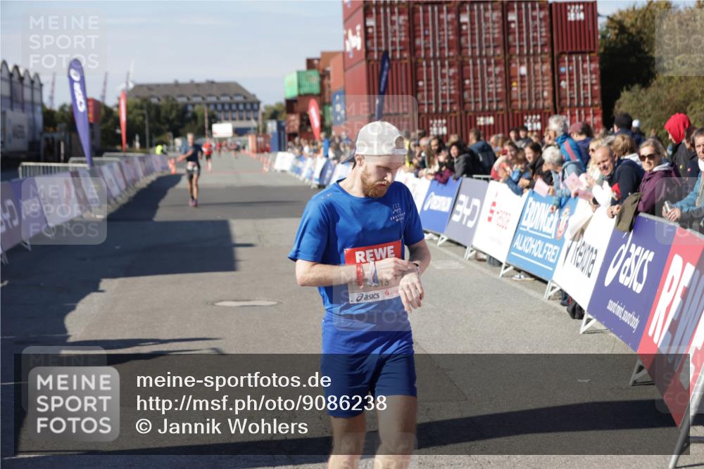 03.10.2025 - Köhlbrandbrückenlauf Jannik Wohlers http://msf.ph/oto/9086238 03.10.2025 12:52:43 Ziel 4013, 4019, 6087, 6625 meine-sportfotos.de