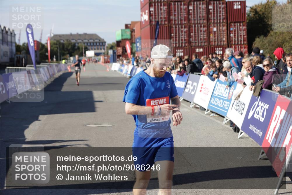 03.10.2025 - Köhlbrandbrückenlauf Jannik Wohlers http://msf.ph/oto/9086246 03.10.2025 12:52:43 Ziel 4013, 4019, 6087, 6625 meine-sportfotos.de