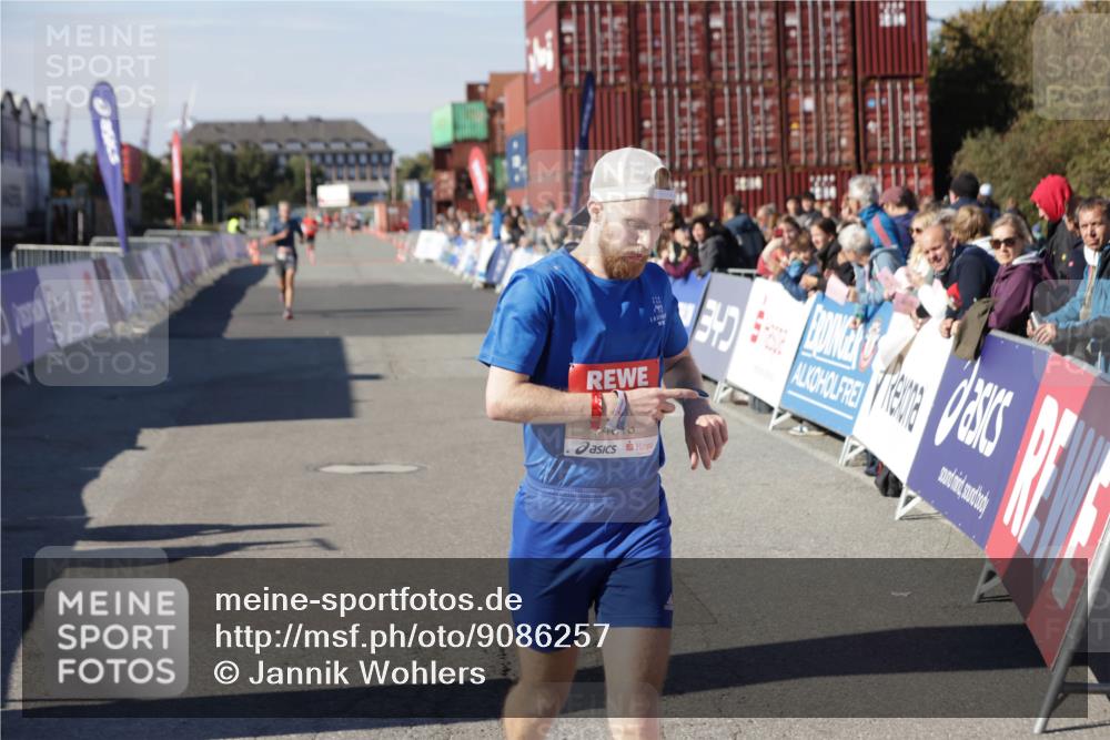 03.10.2025 - Köhlbrandbrückenlauf Jannik Wohlers http://msf.ph/oto/9086257 03.10.2025 12:52:43 Ziel 4013, 4019, 6087, 6625 meine-sportfotos.de