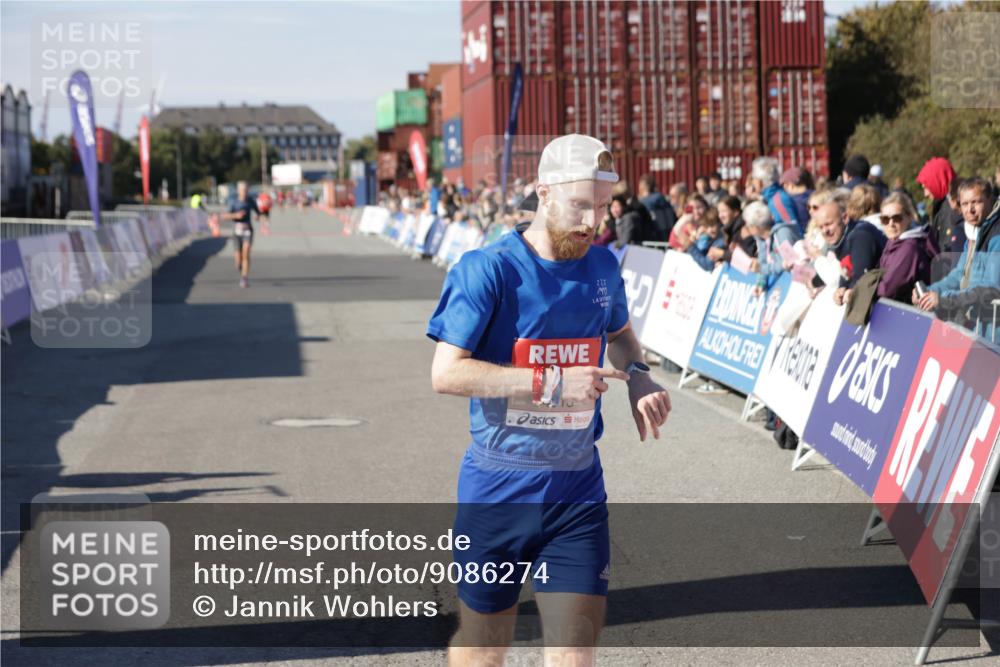 03.10.2025 - Köhlbrandbrückenlauf Jannik Wohlers http://msf.ph/oto/9086274 03.10.2025 12:52:43 Ziel 4013, 4019, 6087, 6625 meine-sportfotos.de