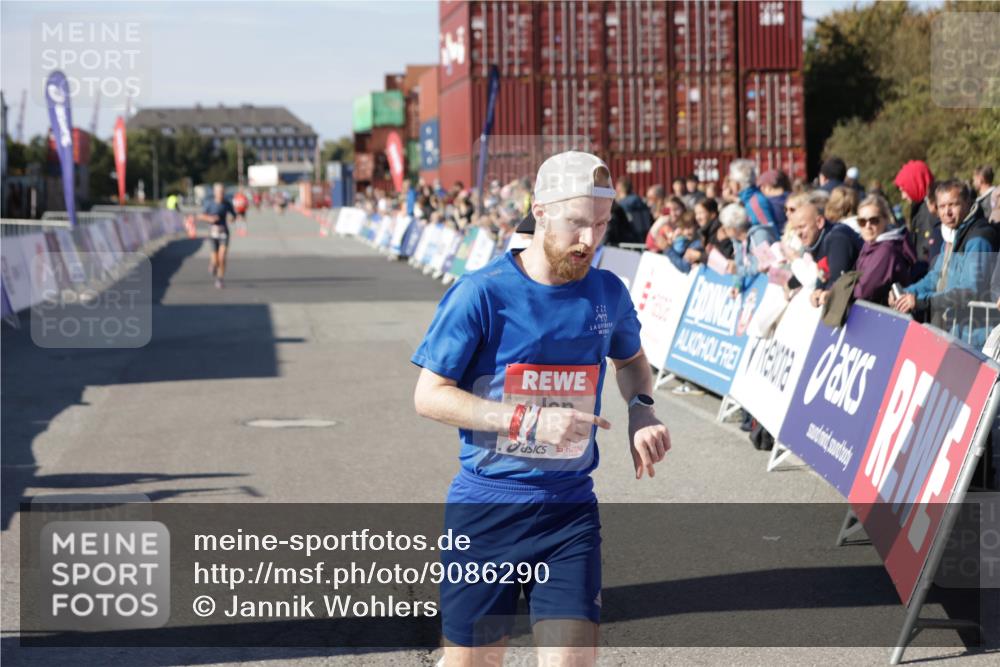 03.10.2025 - Köhlbrandbrückenlauf Jannik Wohlers http://msf.ph/oto/9086290 03.10.2025 12:52:43 Ziel 4013, 4019, 6087, 6625 meine-sportfotos.de