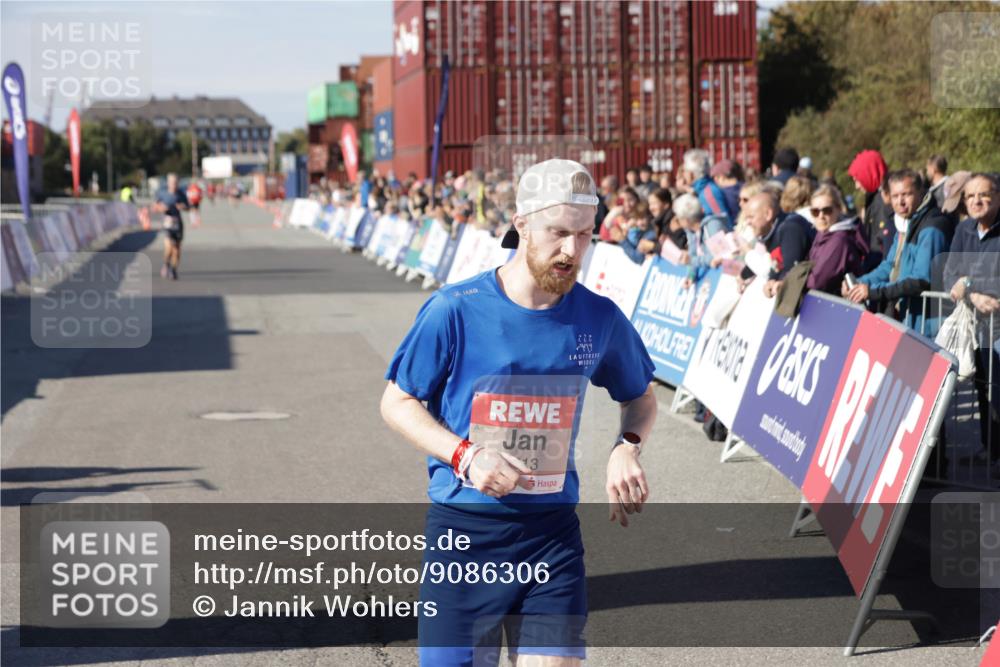 03.10.2025 - Köhlbrandbrückenlauf Jannik Wohlers http://msf.ph/oto/9086306 03.10.2025 12:52:43 Ziel 4013, 4019, 6087, 6625 meine-sportfotos.de