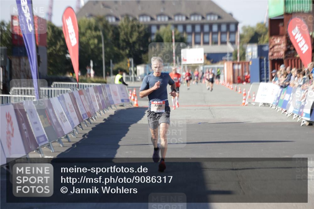 03.10.2025 - Köhlbrandbrückenlauf Jannik Wohlers http://msf.ph/oto/9086317 03.10.2025 12:52:45 Ziel 4013, 4019, 4034, 6087, 6625 meine-sportfotos.de