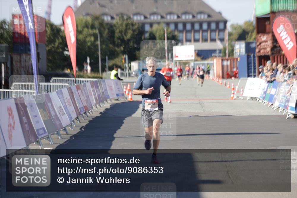 03.10.2025 - Köhlbrandbrückenlauf Jannik Wohlers http://msf.ph/oto/9086353 03.10.2025 12:52:45 Ziel 4013, 4019, 4034, 6087, 6625 meine-sportfotos.de