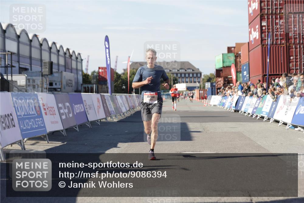 03.10.2025 - Köhlbrandbrückenlauf Jannik Wohlers http://msf.ph/oto/9086394 03.10.2025 12:52:49 Ziel 4013, 4019, 4034 meine-sportfotos.de
