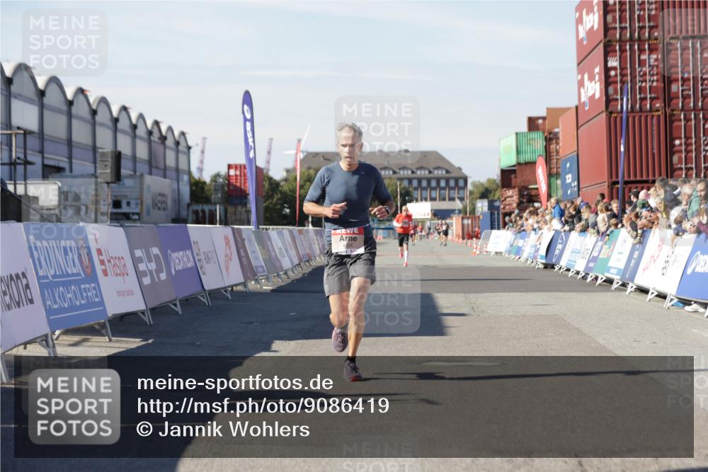 03.10.2025 - Köhlbrandbrückenlauf Jannik Wohlers http://msf.ph/oto/9086419 03.10.2025 12:52:49 Ziel 4013, 4019, 4034 meine-sportfotos.de