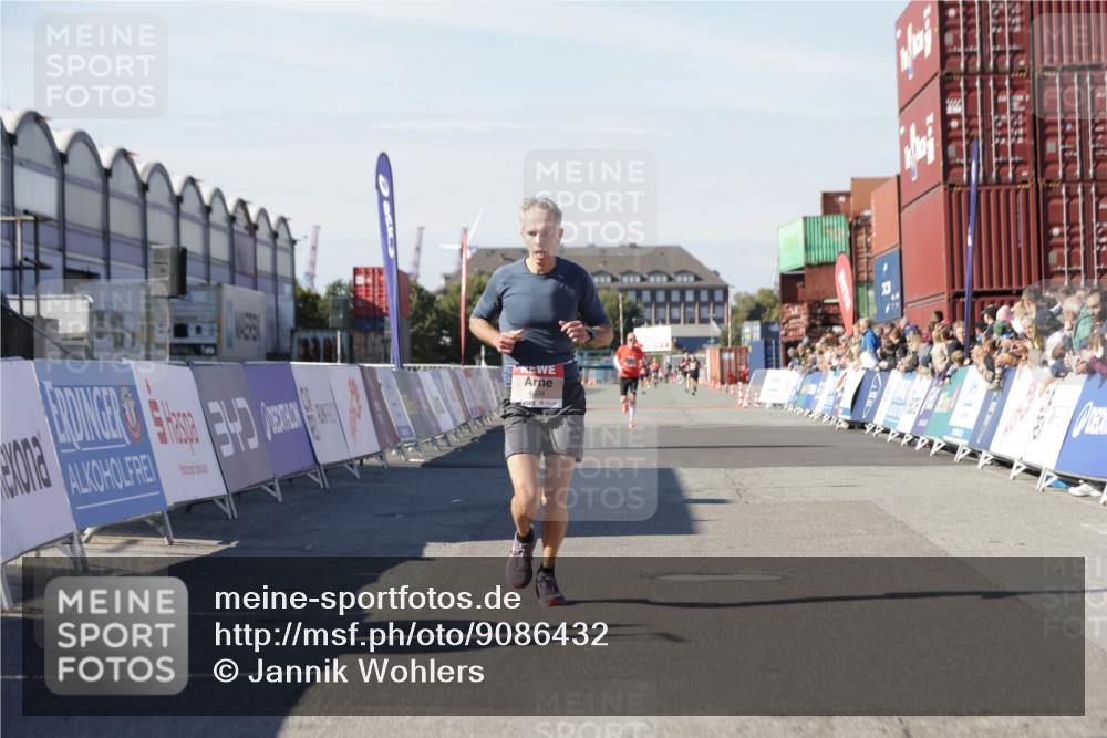 03.10.2025 - Köhlbrandbrückenlauf Jannik Wohlers http://msf.ph/oto/9086432 03.10.2025 12:52:49 Ziel 4013, 4019, 4034 meine-sportfotos.de