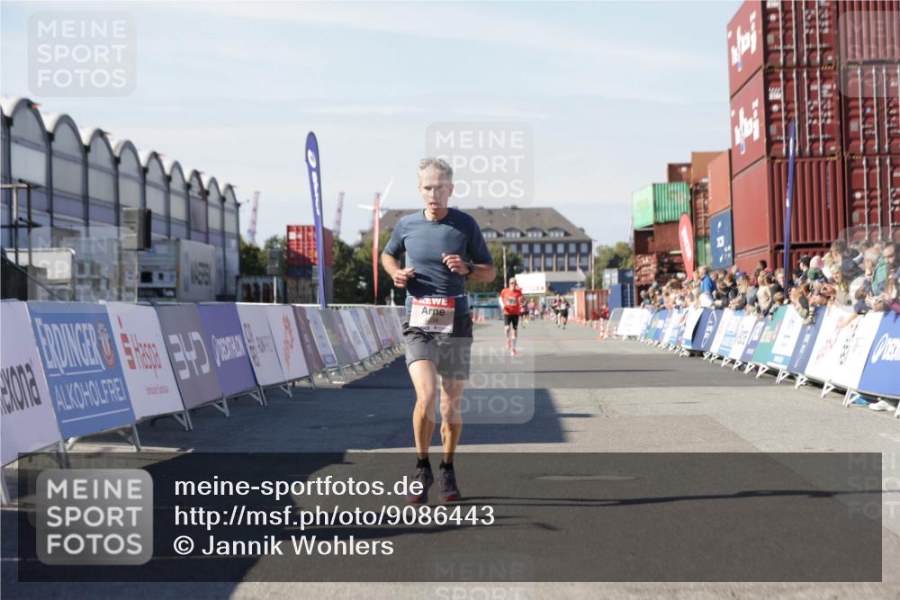 03.10.2025 - Köhlbrandbrückenlauf Jannik Wohlers http://msf.ph/oto/9086443 03.10.2025 12:52:49 Ziel 4013, 4019, 4034 meine-sportfotos.de
