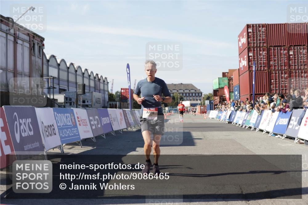 03.10.2025 - Köhlbrandbrückenlauf Jannik Wohlers http://msf.ph/oto/9086465 03.10.2025 12:52:50 Ziel 4013, 4019, 4034 meine-sportfotos.de