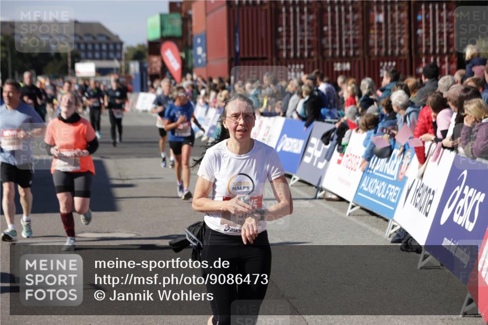 03.10.2025 - Köhlbrandbrückenlauf Jannik Wohlers http://msf.ph/oto/9086473 03.10.2025 13:18:54 Ziel 4077, 4556, 4676, 4756, 4889, 5304, 5449, 5974, 6267, 6506, 6556, 6573, 6795 meine-sportfotos.de