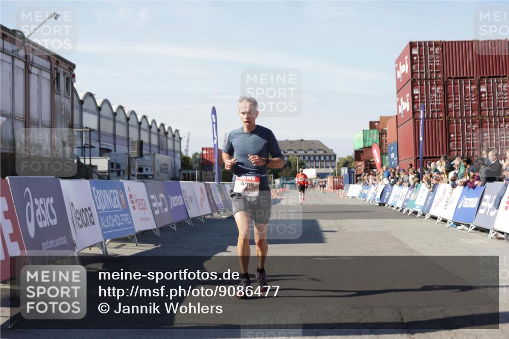 03.10.2025 - Köhlbrandbrückenlauf Jannik Wohlers http://msf.ph/oto/9086477 03.10.2025 12:52:50 Ziel 4013, 4019, 4034 meine-sportfotos.de