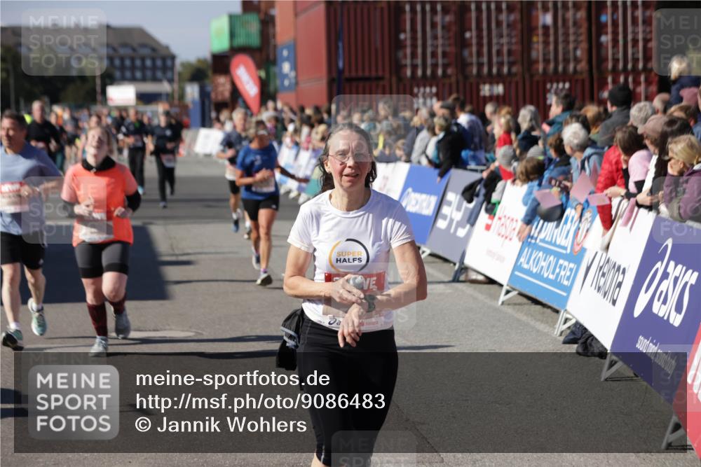 03.10.2025 - Köhlbrandbrückenlauf Jannik Wohlers http://msf.ph/oto/9086483 03.10.2025 13:18:54 Ziel 4077, 4556, 4676, 4756, 4889, 5304, 5449, 5974, 6267, 6506, 6556, 6573, 6795 meine-sportfotos.de