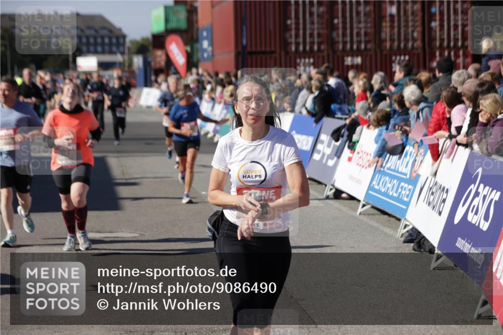 03.10.2025 - Köhlbrandbrückenlauf Jannik Wohlers http://msf.ph/oto/9086490 03.10.2025 13:18:54 Ziel 4077, 4556, 4676, 4756, 4889, 5304, 5449, 5974, 6267, 6506, 6556, 6573, 6795 meine-sportfotos.de