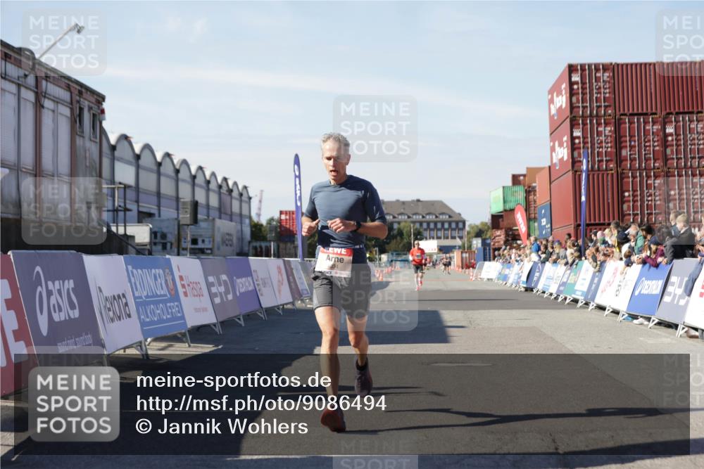 03.10.2025 - Köhlbrandbrückenlauf Jannik Wohlers http://msf.ph/oto/9086494 03.10.2025 12:52:50 Ziel 4013, 4019, 4034 meine-sportfotos.de