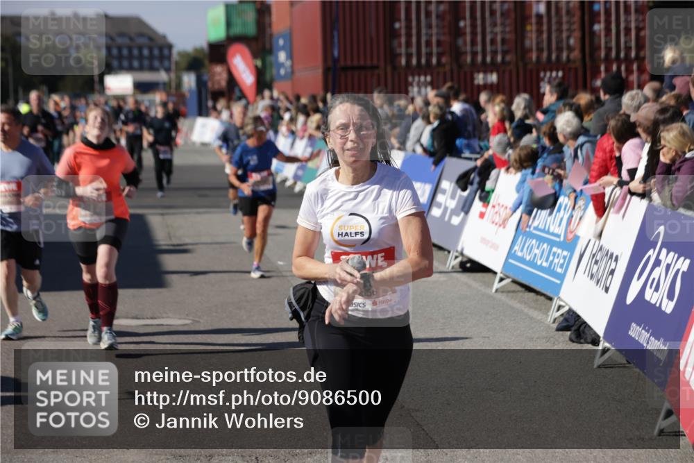 03.10.2025 - Köhlbrandbrückenlauf Jannik Wohlers http://msf.ph/oto/9086500 03.10.2025 13:18:54 Ziel 4077, 4556, 4676, 4756, 4889, 5304, 5449, 5974, 6267, 6506, 6556, 6573, 6795 meine-sportfotos.de