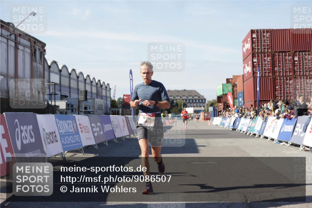 03.10.2025 - Köhlbrandbrückenlauf Jannik Wohlers http://msf.ph/oto/9086507 03.10.2025 12:52:50 Ziel 4013, 4019, 4034 meine-sportfotos.de