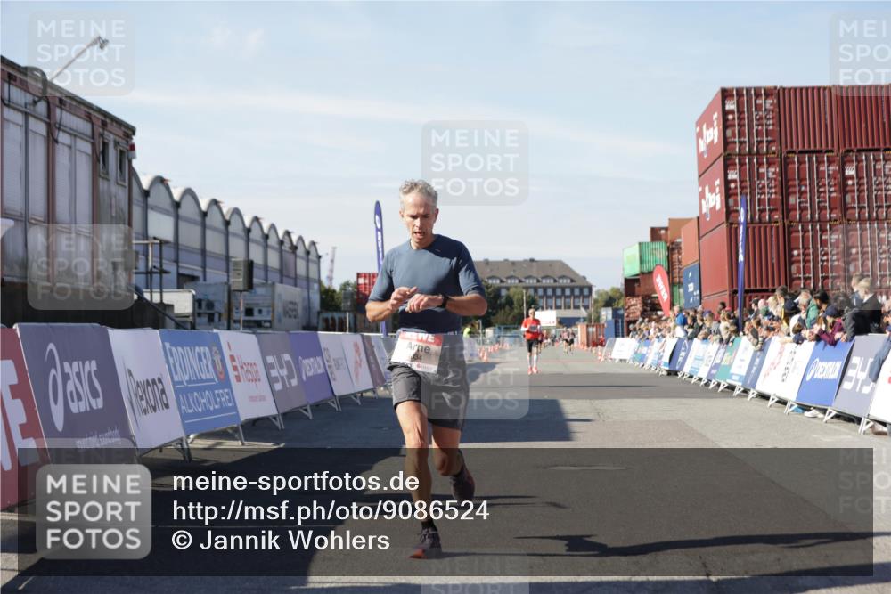 03.10.2025 - Köhlbrandbrückenlauf Jannik Wohlers http://msf.ph/oto/9086524 03.10.2025 12:52:50 Ziel 4013, 4019, 4034 meine-sportfotos.de