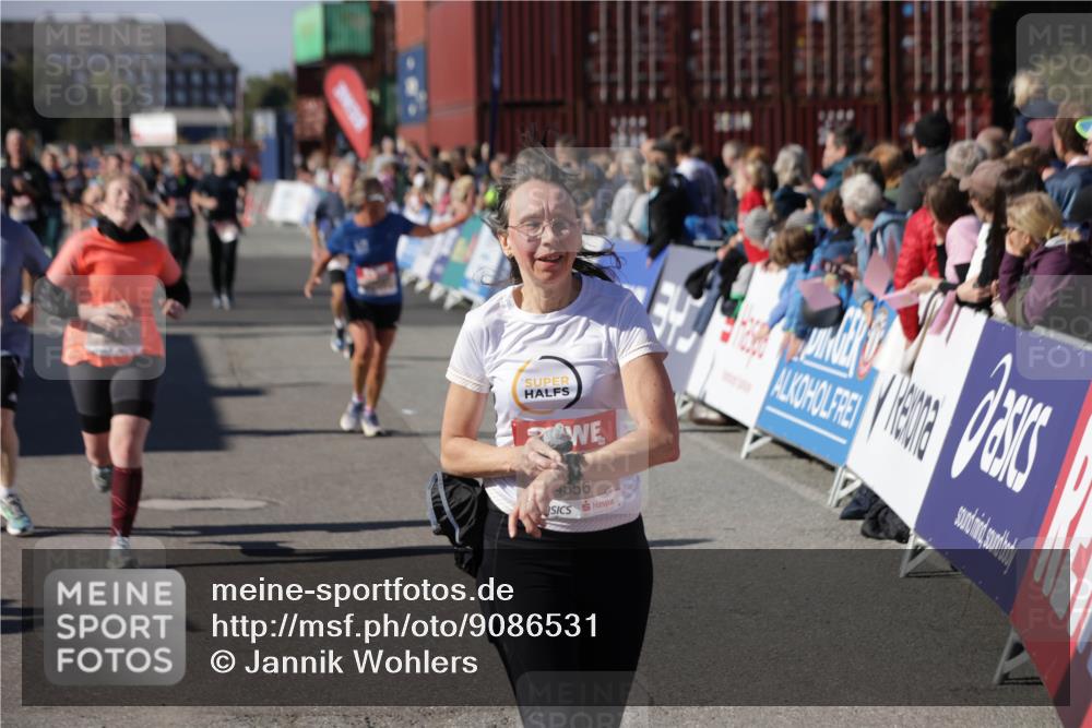 03.10.2025 - Köhlbrandbrückenlauf Jannik Wohlers http://msf.ph/oto/9086531 03.10.2025 13:18:54 Ziel 4077, 4556, 4676, 4756, 4889, 5304, 5449, 5974, 6267, 6506, 6556, 6573, 6795 meine-sportfotos.de