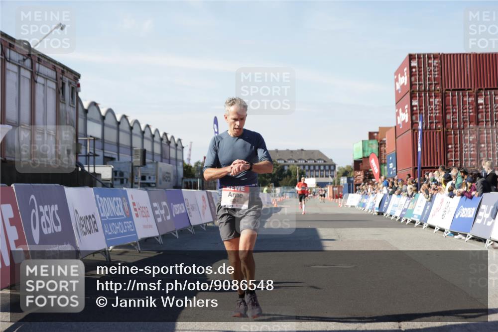 03.10.2025 - Köhlbrandbrückenlauf Jannik Wohlers http://msf.ph/oto/9086548 03.10.2025 12:52:50 Ziel 4013, 4019, 4034 meine-sportfotos.de