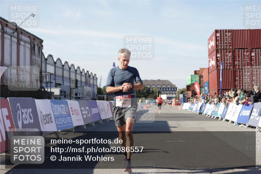 03.10.2025 - Köhlbrandbrückenlauf Jannik Wohlers http://msf.ph/oto/9086557 03.10.2025 12:52:50 Ziel 4013, 4019, 4034 meine-sportfotos.de