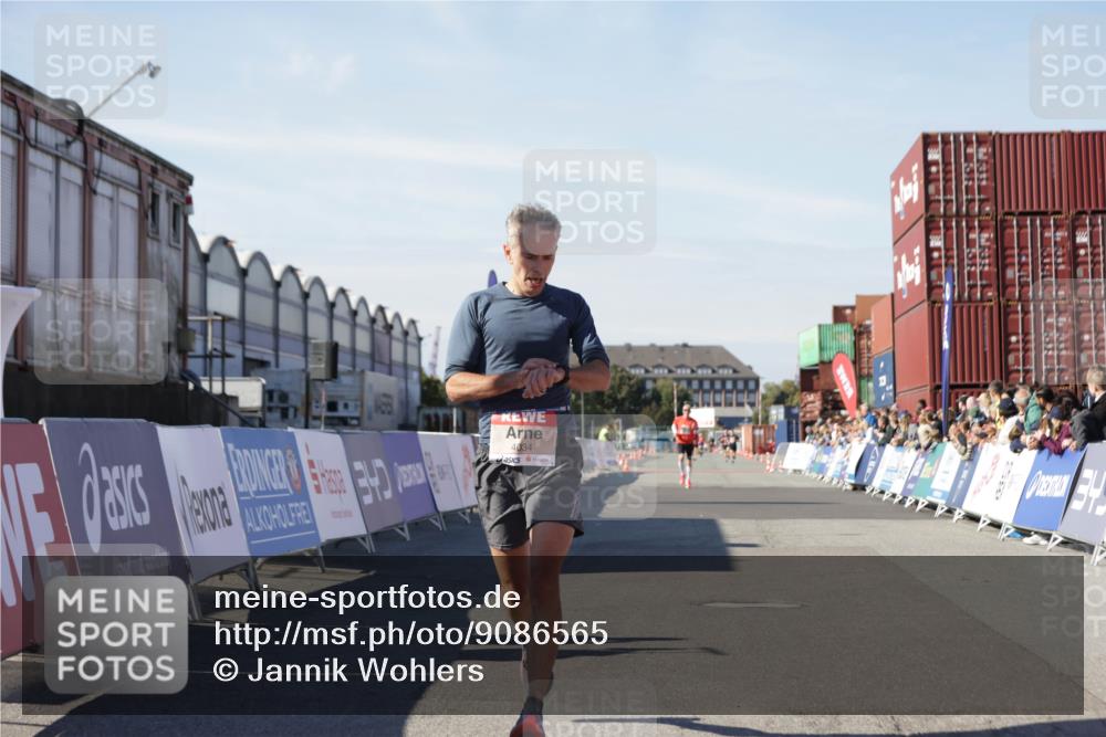 03.10.2025 - Köhlbrandbrückenlauf Jannik Wohlers http://msf.ph/oto/9086565 03.10.2025 12:52:50 Ziel 4013, 4019, 4034 meine-sportfotos.de