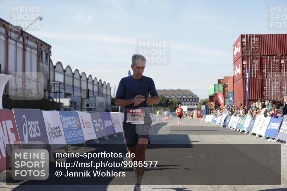 03.10.2025 - Köhlbrandbrückenlauf Jannik Wohlers http://msf.ph/oto/9086577 03.10.2025 12:52:50 Ziel 4013, 4019, 4034 meine-sportfotos.de
